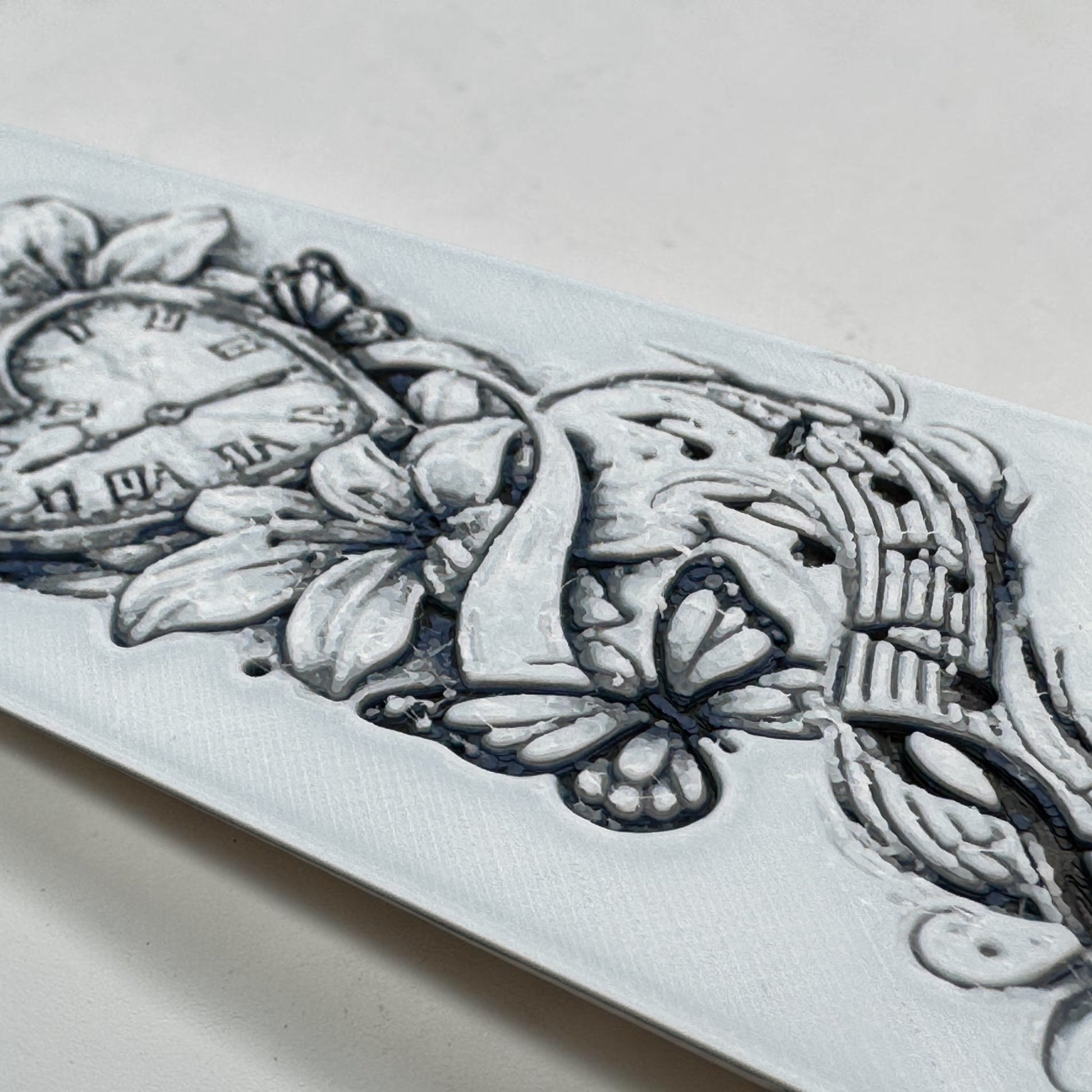 Detailansicht Musik & Zeit Buchmarker HueForge 3D Druck mit schwarzer Quaste und Schmetterlingen – von fks-design
