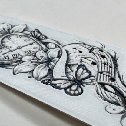 Detailansicht Musik & Zeit Buchmarker HueForge 3D Druck mit schwarzer Quaste und Schmetterlingen – von fks-design
