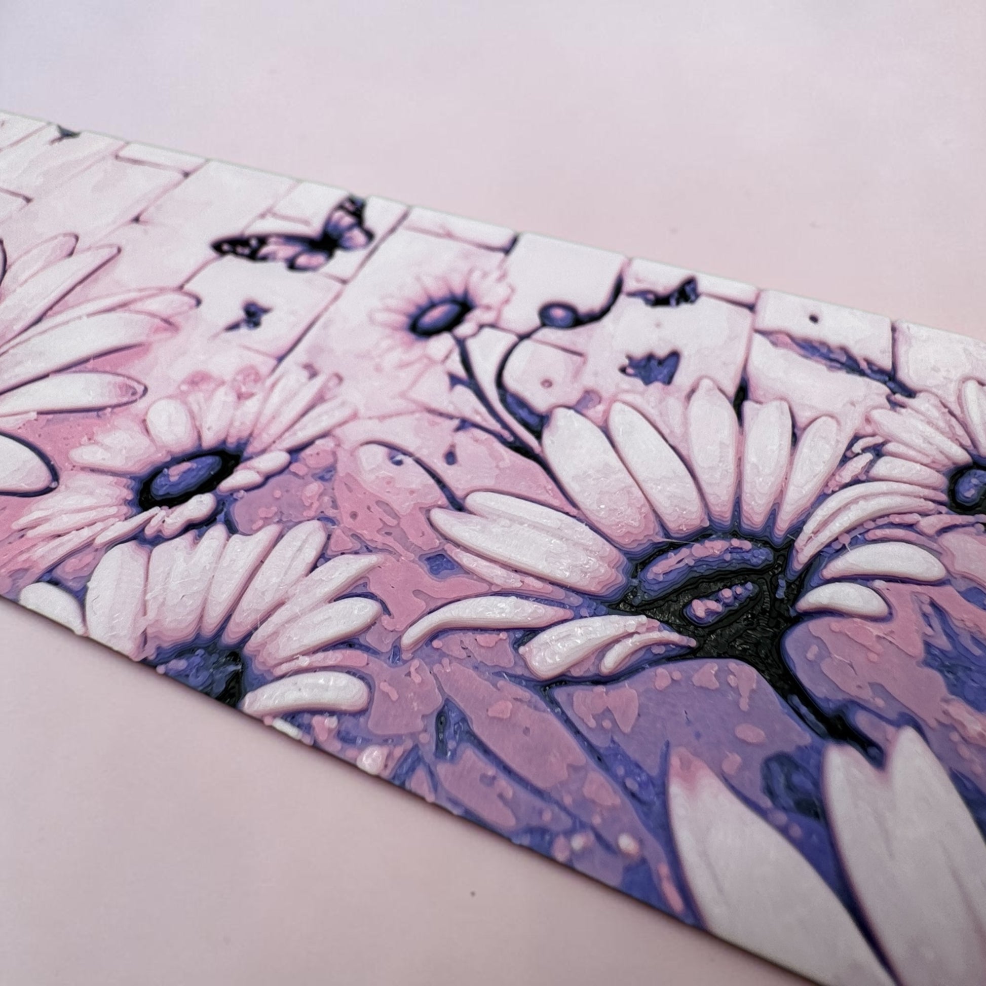 Detailansicht 3D-gedrucktes Lesezeichen mit Blumen und Schmetterlingen in Rosa- und Lilatönen von fks-design
