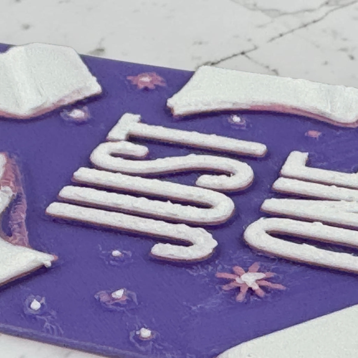 3D Druck Lesezeichen Just One More Chapter, Nahaufnahme HueForge Schichtoptik mit Sternenmotiv, lila-weiß – von fks-design
