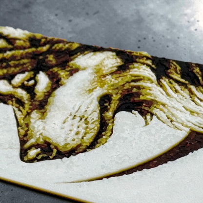3D Druck Lesezeichen Wolf 2 HueForge Art, Nahaufnahme Schichtoptik gold-braun-weiß, Fantasy Buchzeichen – von fks-design
