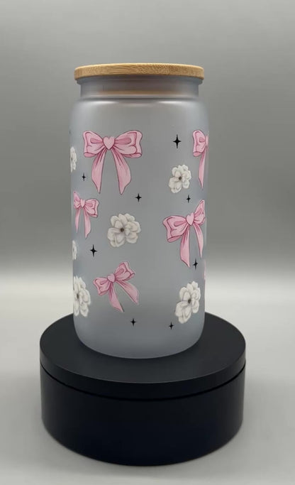 Matter Trinkbecher „Blumen und Schleifen“ mit Bambusdeckel & Trinkhalm – 550 ml, UV-DTF Motiv