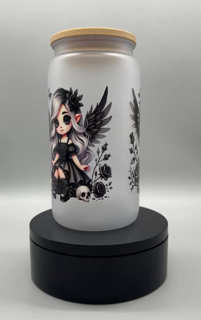 Matter Trinkbecher „Gothic Girl“ mit Bambusdeckel & Trinkhalm – 550 ml, UV-DTF Motiv