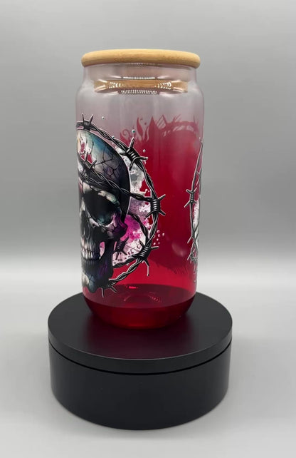 Farbiges Trinkglas "Stachel Skulls" – 500ml mit Bambusdeckel & Trinkhalm UV-DTF