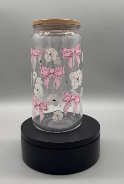 Trinkbecher „Blumen und Schleifen“ mit Bambusdeckel & Trinkhalm – 550 ml, UV-DTF Motiv
