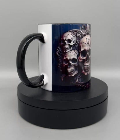 Tasse "Skulls" – Keramiktasse mit schwarzem Henkel 300ml