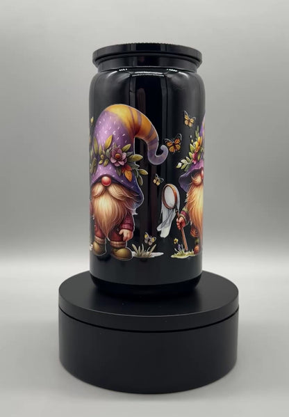 Trinkbecher „Lila Wichtel / Gnome“ mit Deckel & Trinkhalm – 550 ml, UV-DTF Motiv