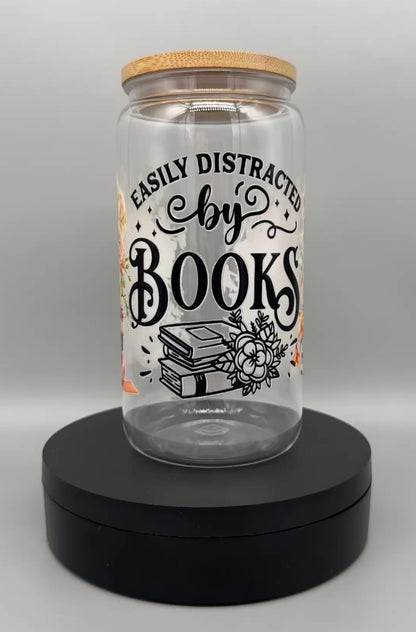 Trinkbecher „Easily Distracted By Books“ mit Bambusdeckel & Trinkhalm – 550 ml, UV-DTF Motiv