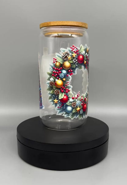 Trinkglas "Weihnachtshaus mit Kranz" – 550ml mit Bambusdeckel & Trinkhalm UV-DTF