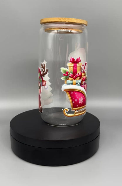 Trinkglas "Rentier mit Schlitten" – 550ml mit Bambusdeckel & Trinkhalm UV-DTF